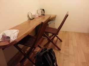 房内很宽敞，还有一张书桌