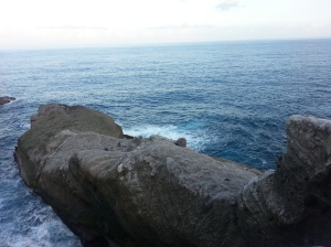 海浪拍在石头上