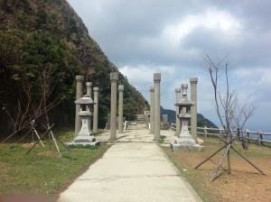只剩几根柱子的古庙